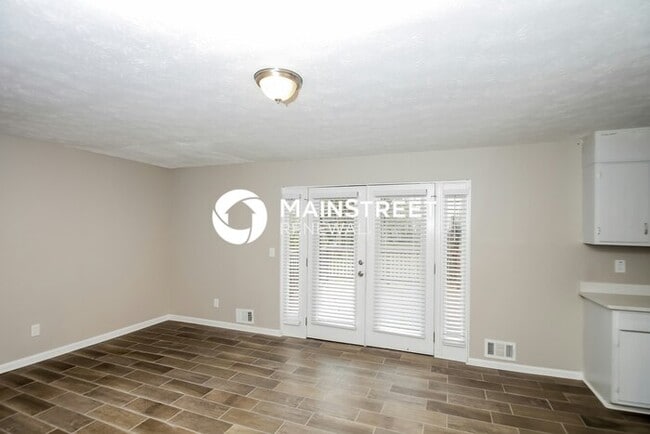 Photo - 3 Bedroom Pet-Friendly Home in Powder Springs, GA with Main Street Renewal