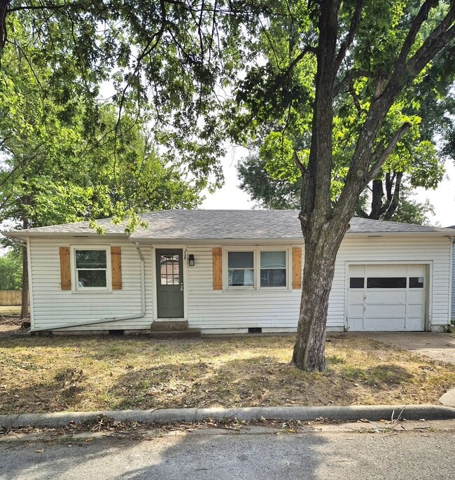 Building Photo - 2 bed, 1 Bath house in Bolivar, Mo! Call Q...