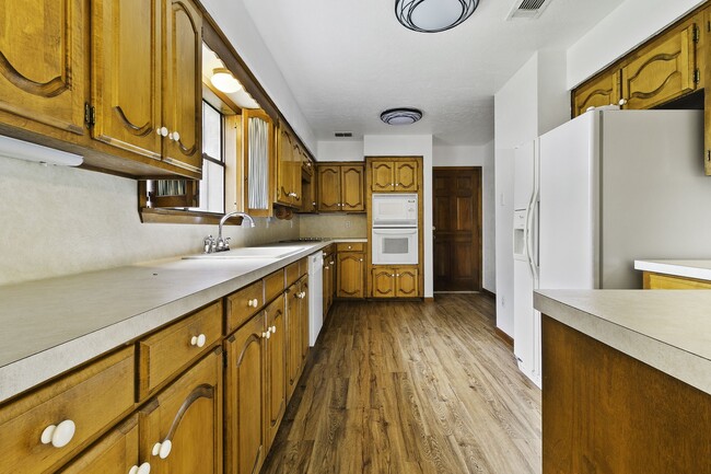 Building Photo - 1300 W Church St