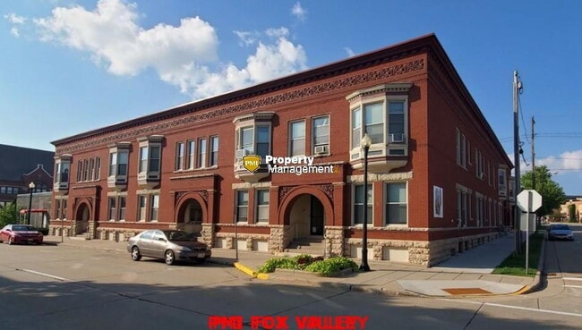 Building Photo - Updated 4-Bedroom Apartment in Oshkosh - 1... Unit D