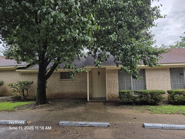 outside of unit - 905 N 24th St Apartment Unit M