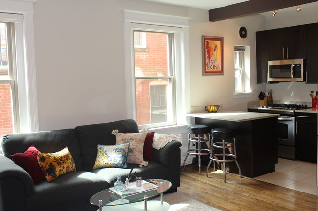 Living room/kitchen - 2010 Kalorama Rd NW Unit 303