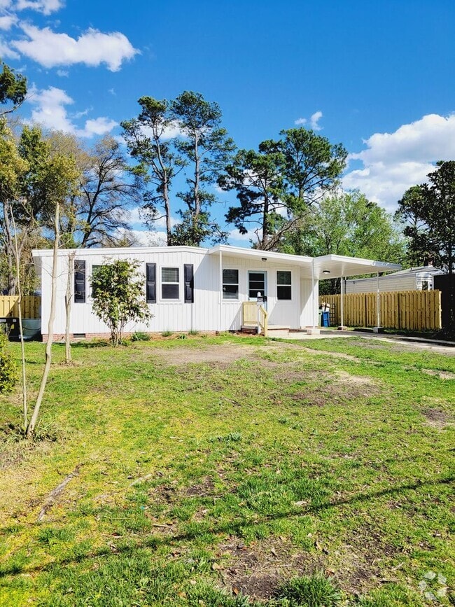 Building Photo - SUNSET PARK - Updated interior and fenced ... Rental