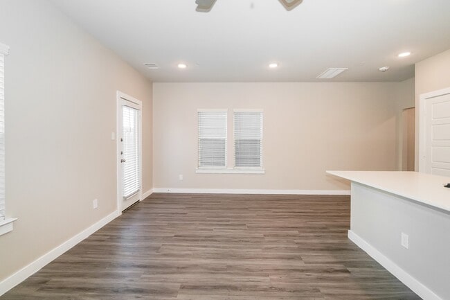 Photo - 309 N Centro Cir