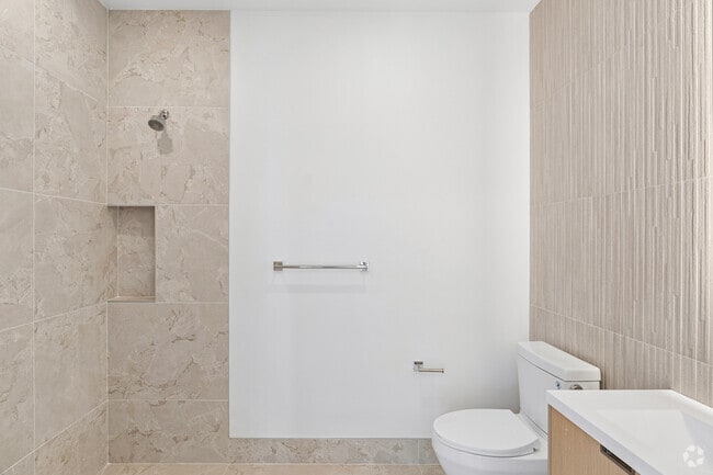 2BR, 2BA - 650SF - Bathroom