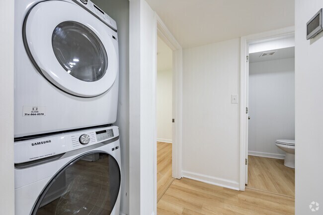 2BR, 1BA - 750SF