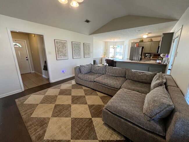Photo - 98 Rosebud Cir