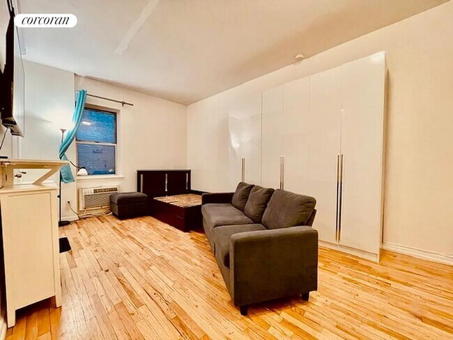 Building Photo - 2790 Broadway