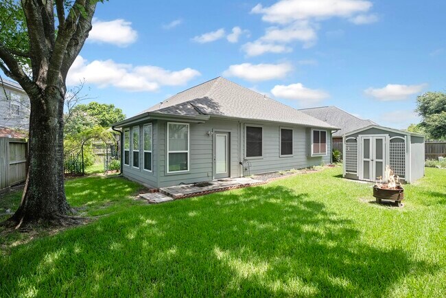 Photo - 421 Livingstone Ln
