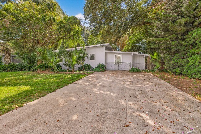 Photo - 901 S Madison Dr