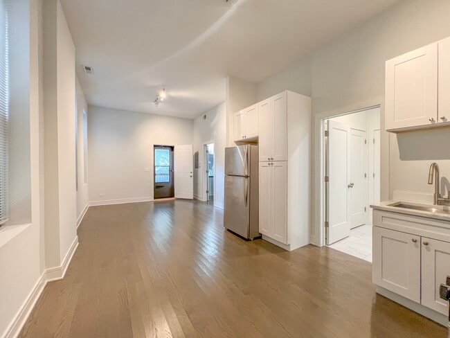 Building Photo - 952 W Armitage Ave Unit 2r