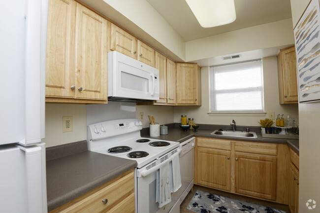 Kitchen - Woodsdale Apartments