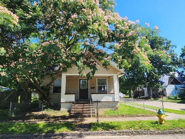 Building Photo - Charming 3-bedroom, 1-bath home with a bright living space, spacious bedrooms, and an easy-to-mai...