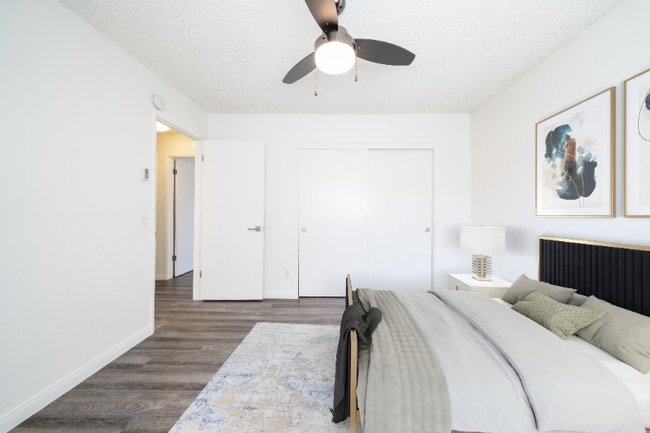 800 E Bobier Dr