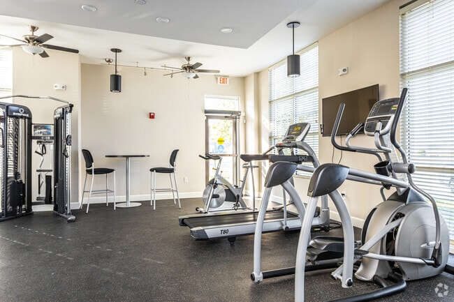 2BR, 2BA - 965SF
