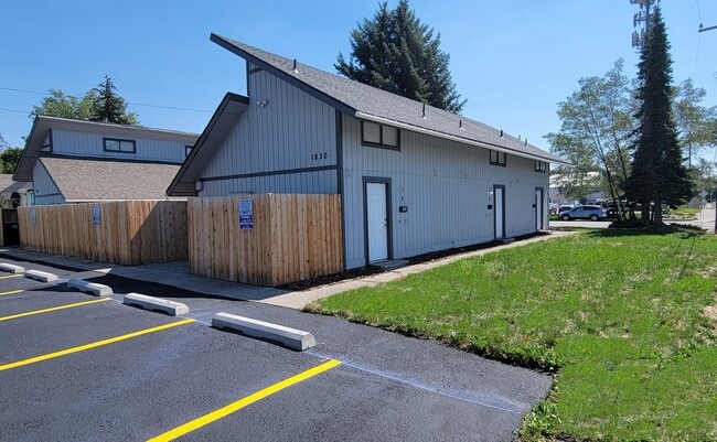 Building Photo - 1824 W Maxwell Ave Unit 1