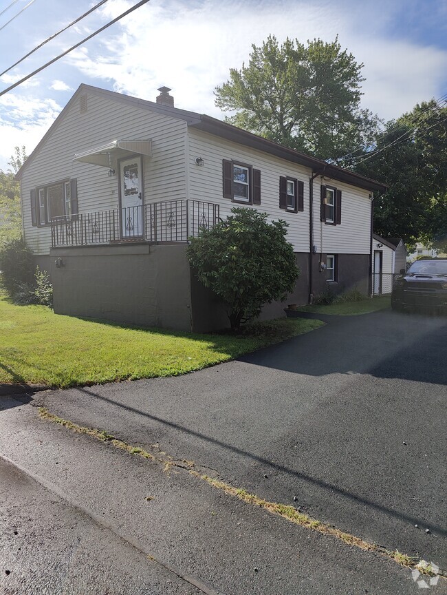 Right side driveway - 46 Norwell St Rental