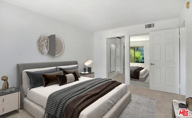 Building Photo - 5545 Canoga Ave Unit 203