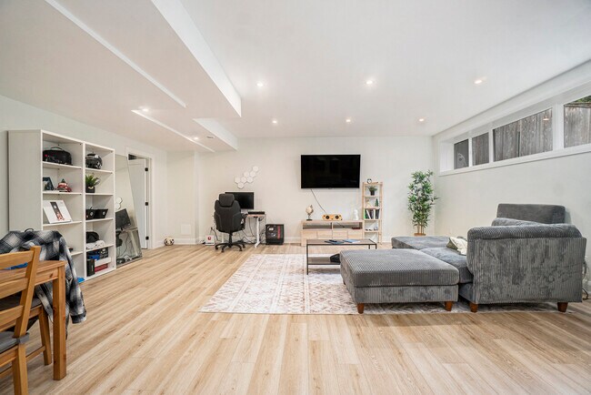 Photo - 411 Leighton Ter Unit B