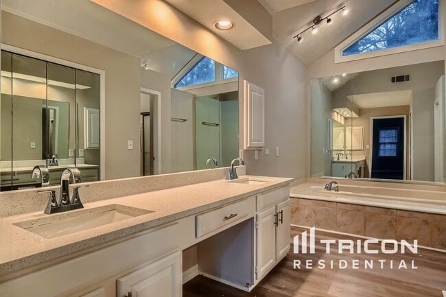 Photo - 100 Hillcrest Point