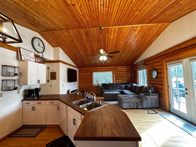 Photo - 3 Bed/2 Bath/2 Car Garage/Dogs Allowed