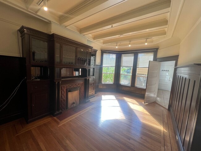 Building Photo - 1323-25 Unit 1325