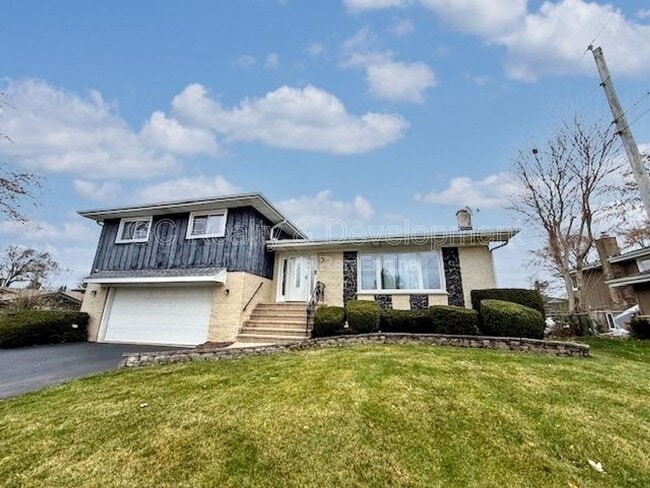 Building Photo - 609 Pinecroft Dr