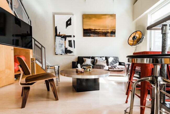 Photo - 800 King St W