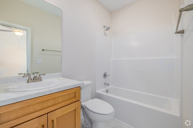 2BR, 2BA - 920SF - Primary Bathroom