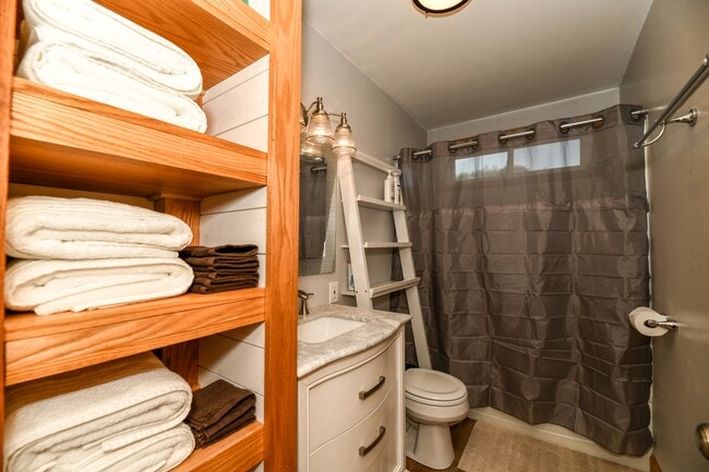 Photo - 902 Olivesburg Rd