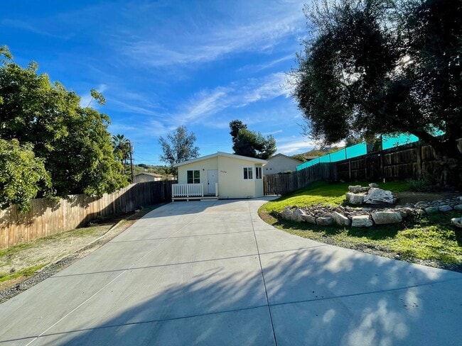 Building Photo - Gorgeous 3 Bedroom 2 Bathroom Home in Lakeside!