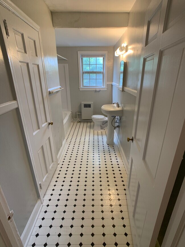 Bathroom (Large) - Edgewood Terrace Apartments