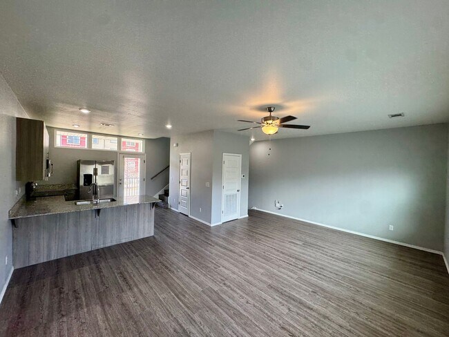 1636 S Razorback Rd