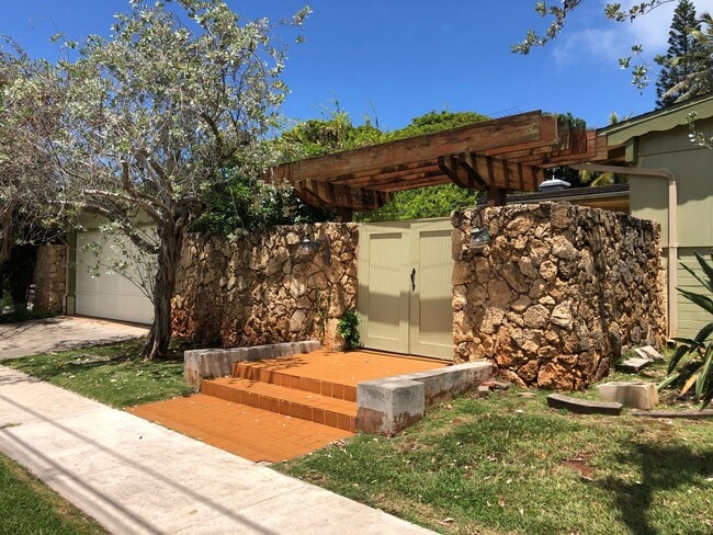 Building Photo - ENCHANTED LAKES 3/2/1, ENJOY KA'ELEPULU CANAL IN YOUR BACKYARD