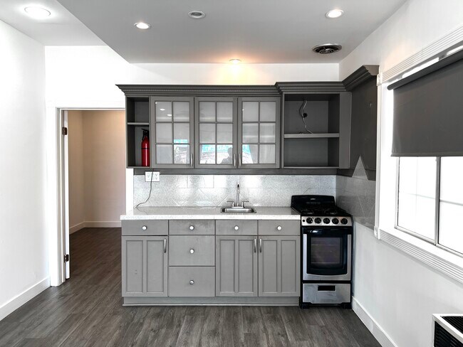 Photo - 5760 Melrose Ave