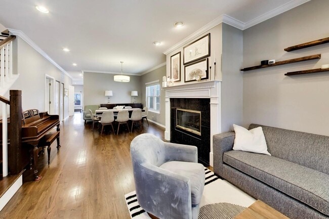Photo - 329 W Goethe St