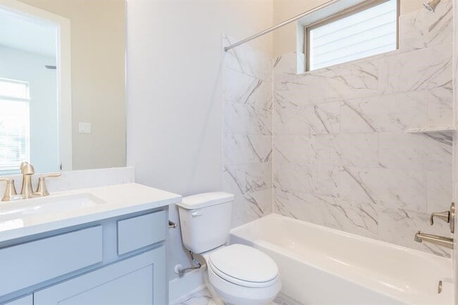 Building Photo - 5836 E Post Oak Ln Rental
