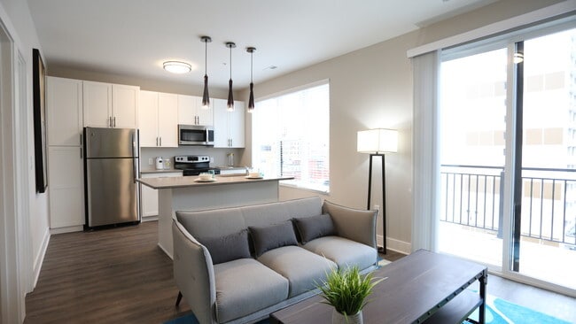 1BR, 1BA - 722 SF - Living Room