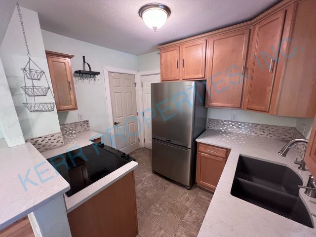 Photo - Charming 2-Bedroom Home with Spacious 1606 Sq Ft Living Space in Portland's SE Knapp St!