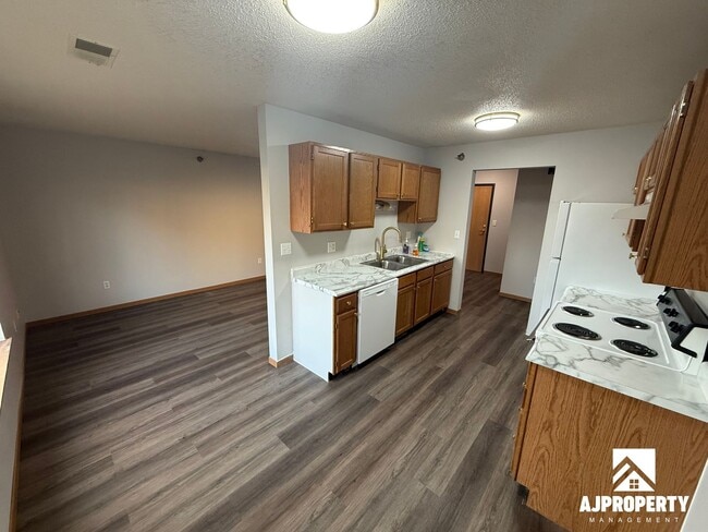 Building Photo - Summit Apartments Unit 02