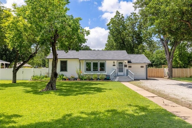 Photo - 305 Sunset Dr