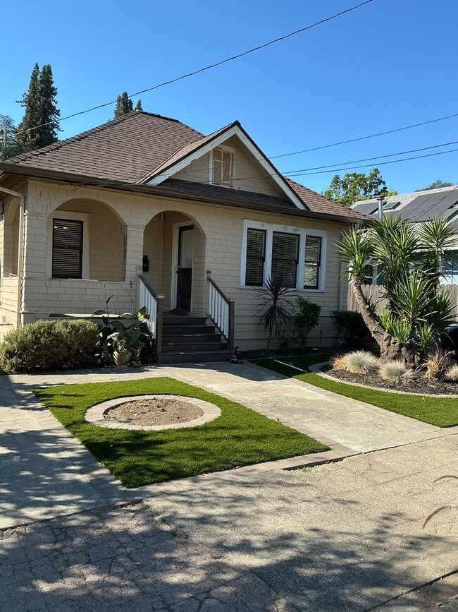 Building Photo - Charming Downtown Napa 2 Bedroom Home
