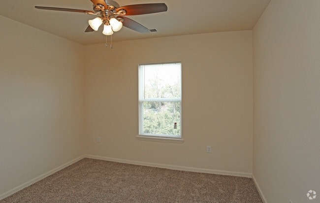 2BR, 2BA - 904 SF