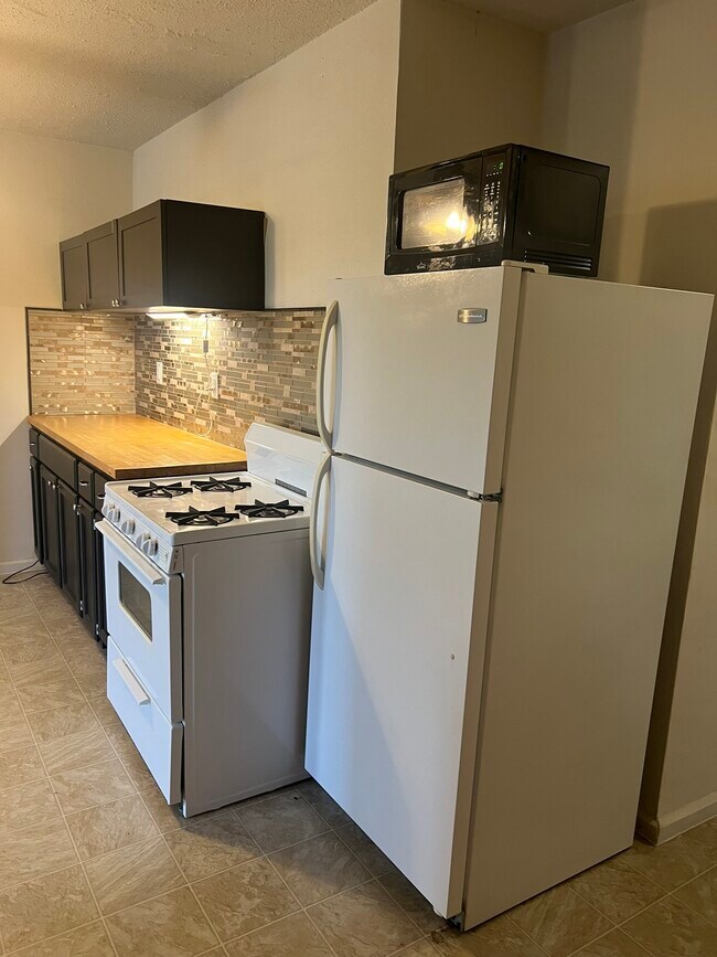 Kitchen - 1033 7th St W Unit 303