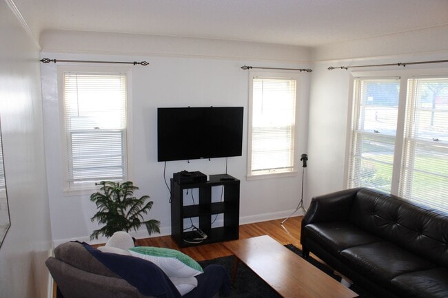 Photo - **Lake Nokomis Beauty! 3 Bed 1 Bath!**