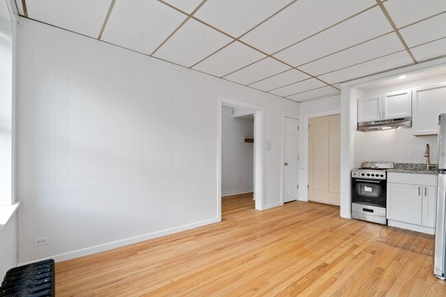 Building Photo - 1440 W Howard St Unit 1440-2