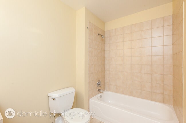 Photo - 2307 W Wolfram St Unit 214