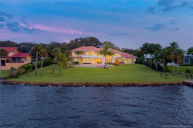 Photo - 901 SE Riverside Dr