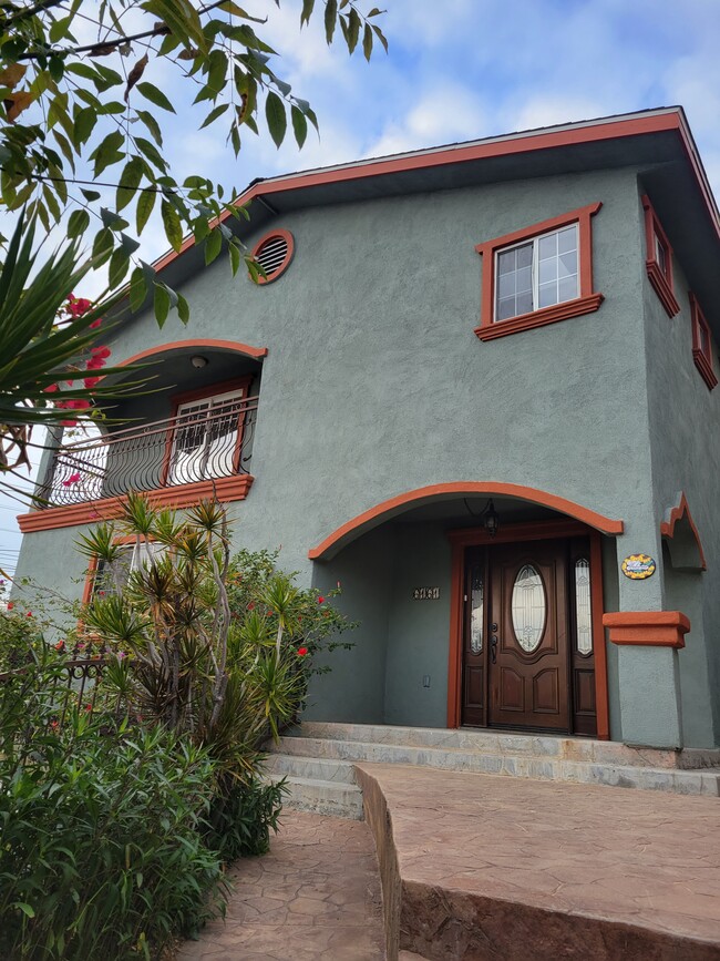 Front Part of the House with PATIO & Balcony - 6161 Oak Crest Way Casa