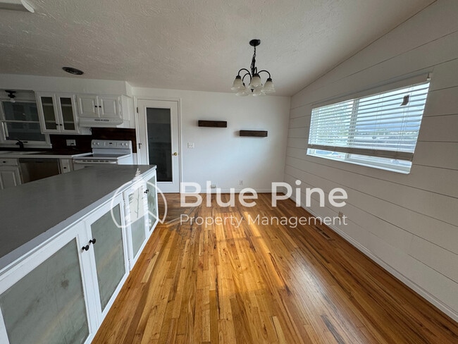 Photo - 1861 Gallup St